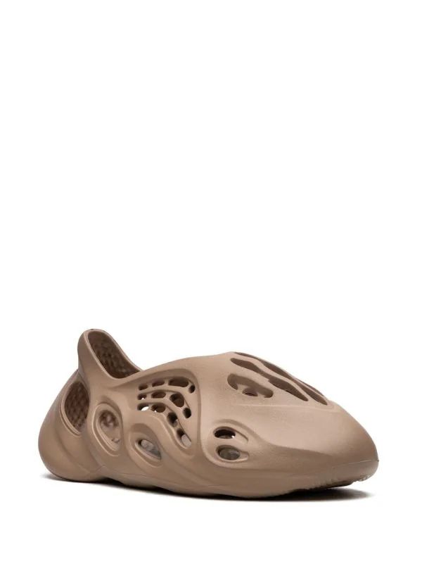 ADIDAS YEEZY FOAM RUNNER "CLAY TAUPE"